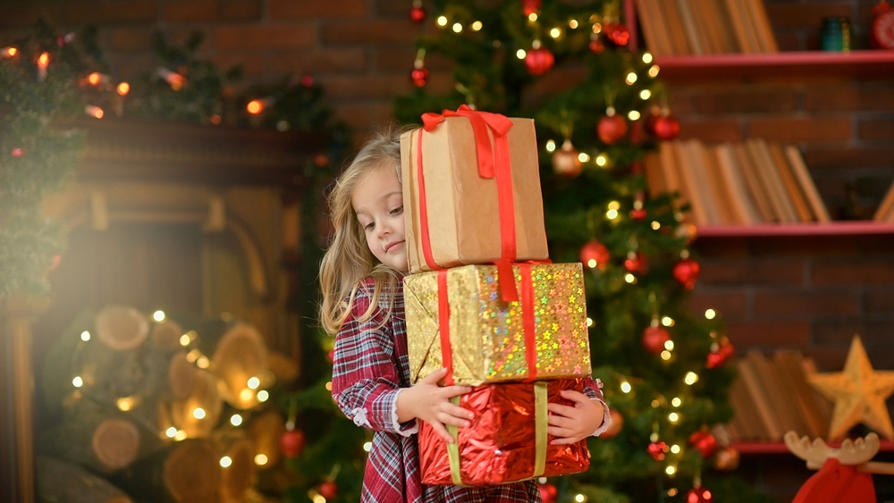 Prezenty na gwiazdkę, Boże Narodzenie, święta, dziewczynka, dzieci, fot. Shutterstock/Gala Sher