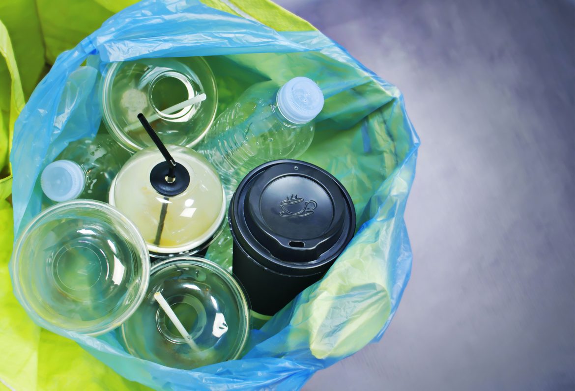 Jednorazowe opakowania plastikowe, fot. Shutterstock Jednorazowe opakowania plastikowe, fot. Shutterstock