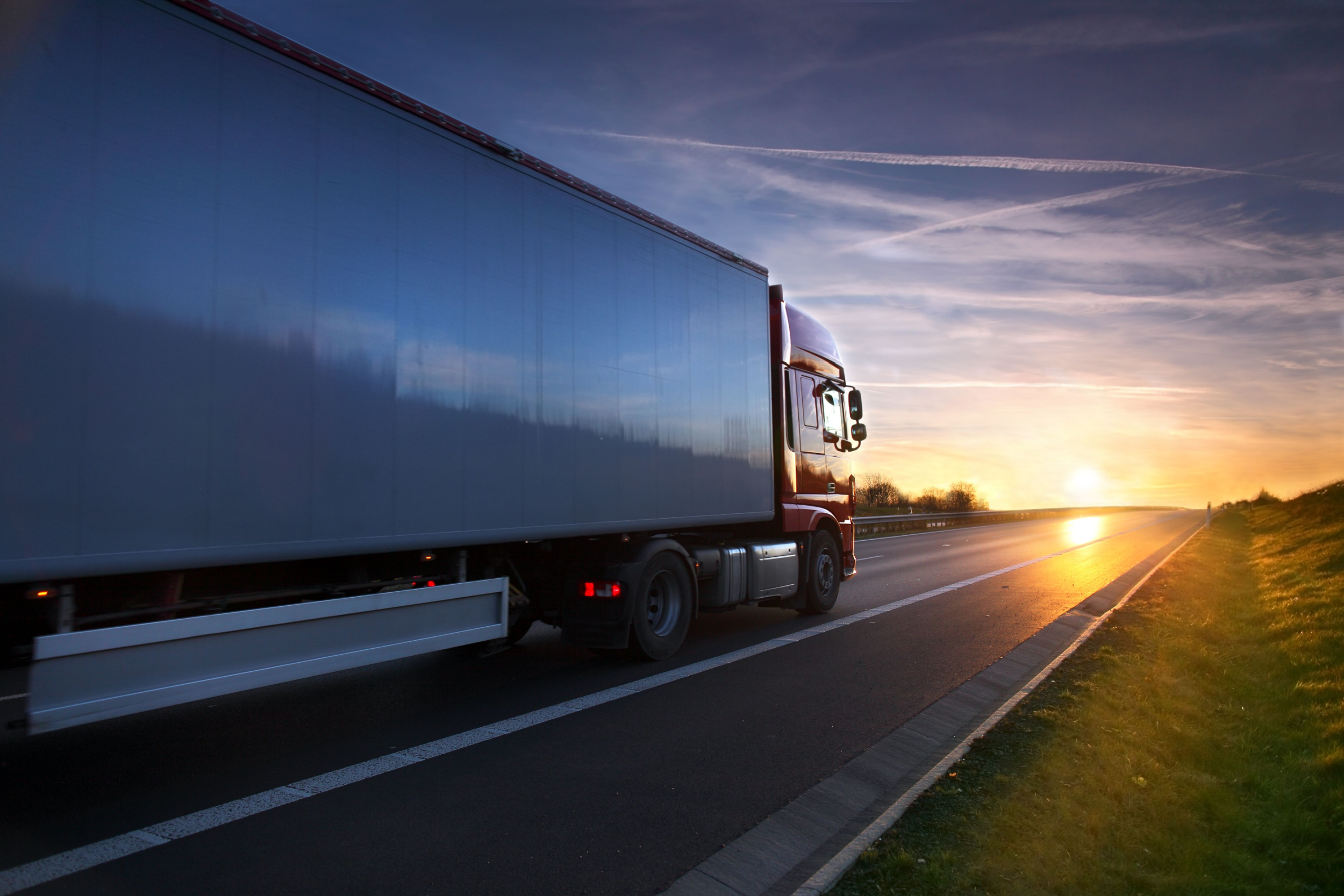 Transport drogowy, TIR, samochód ciężarowy, fot. Shutterstock