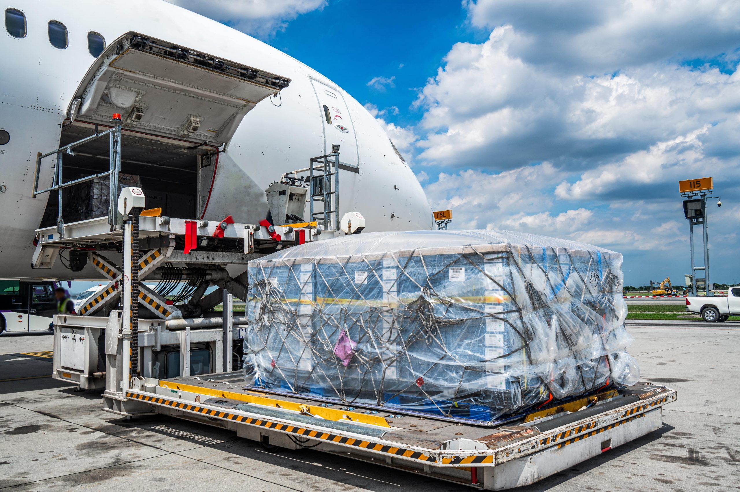 cargo lotnicze, fot. Shutterstock