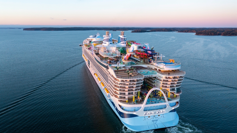 Największy na świecie statek wycieczkowy Icon of The Seas podczas prób morskich na fińskim archipelagu, fot. Shutterstock