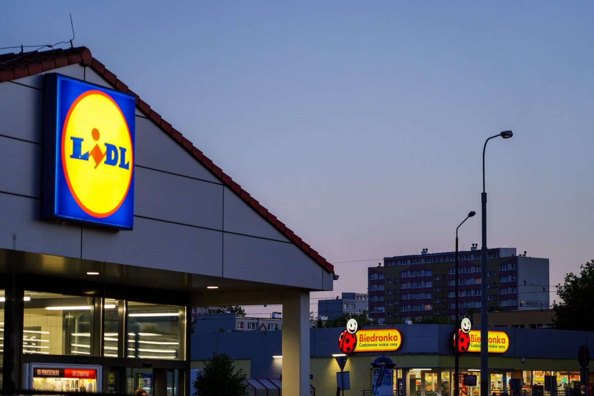 Shutterstock_1418923100 Biedronka, Lidl, dyskont, dyskonty