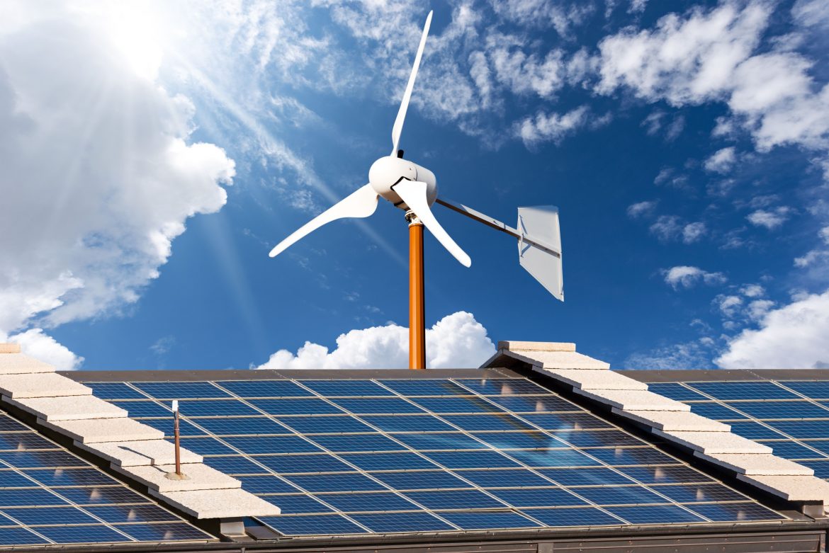 Elektrownia wiatrowa i fotowoltaika, fot. Shutterstock Elektrownia wiatrowa i fotowoltaika, fot. Shutterstock