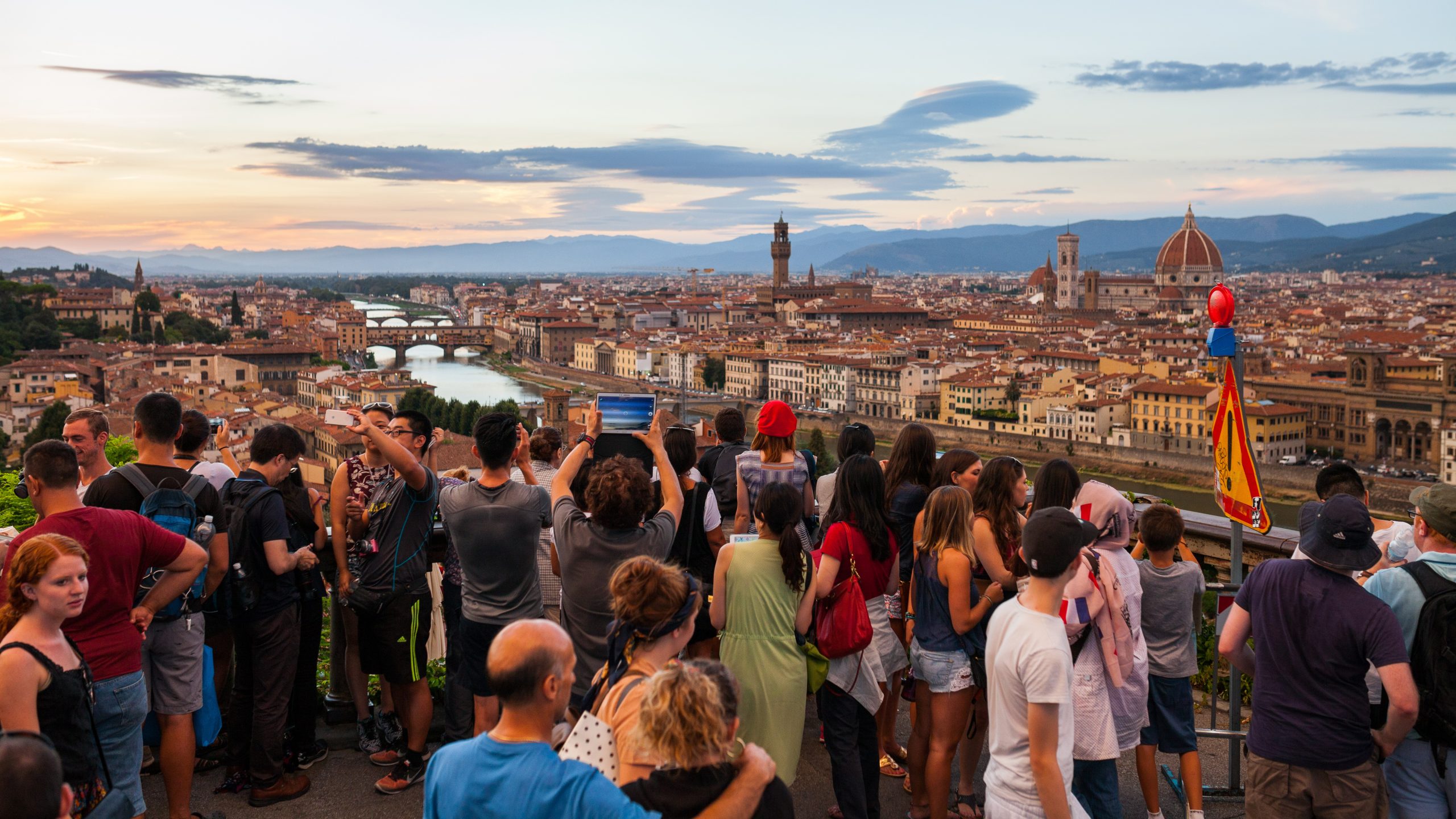 tłum, turyści, overtourism, fot. sashk0, Shutterstock