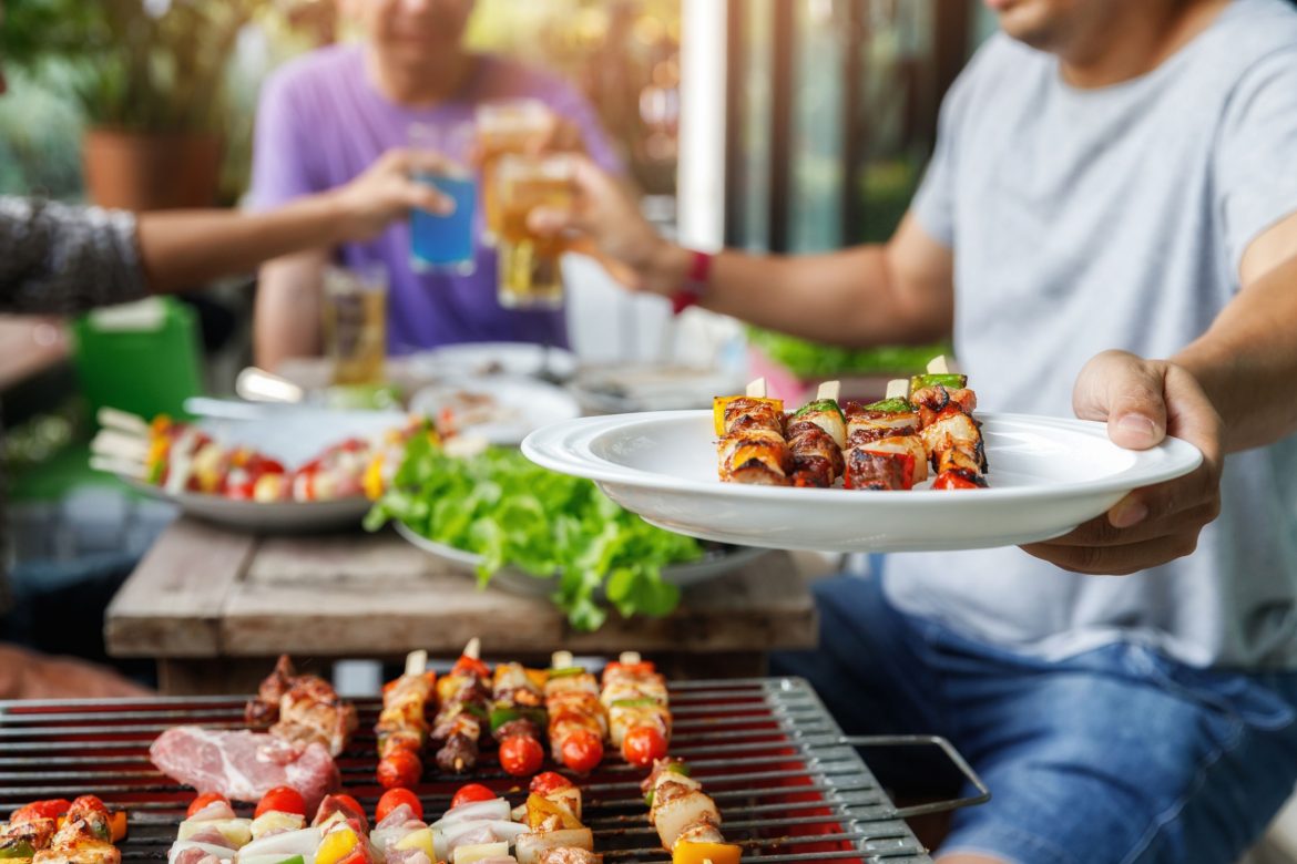 Spotkanie przy grillu, fot. Shutterstock