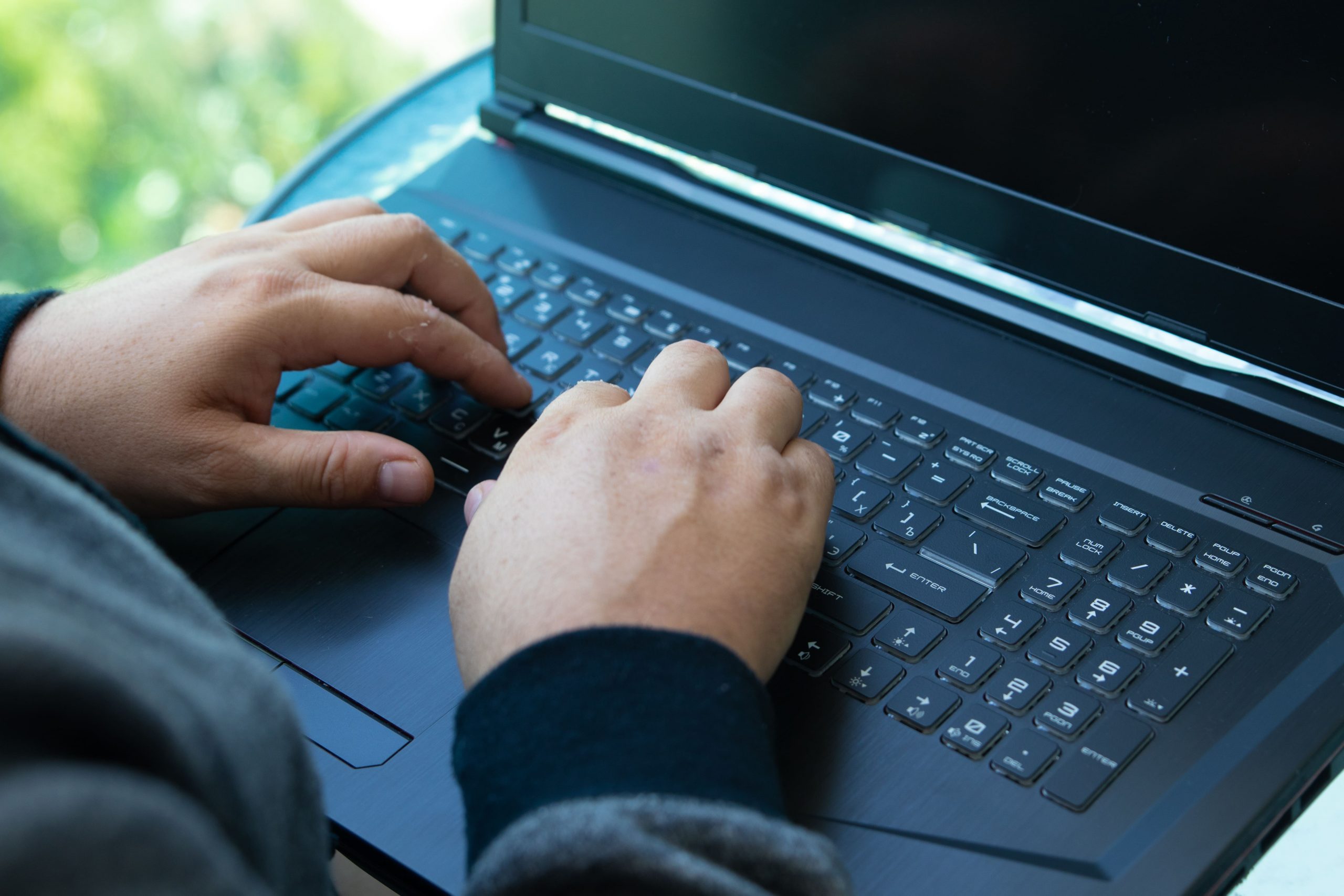 laptop, komputer, terror, online, fot. EvMedvedeva, Shutterstock