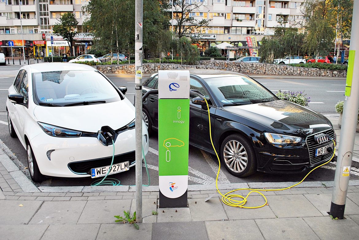 samochody elektryczne, fot. Grand Warszawski, Shutterstock