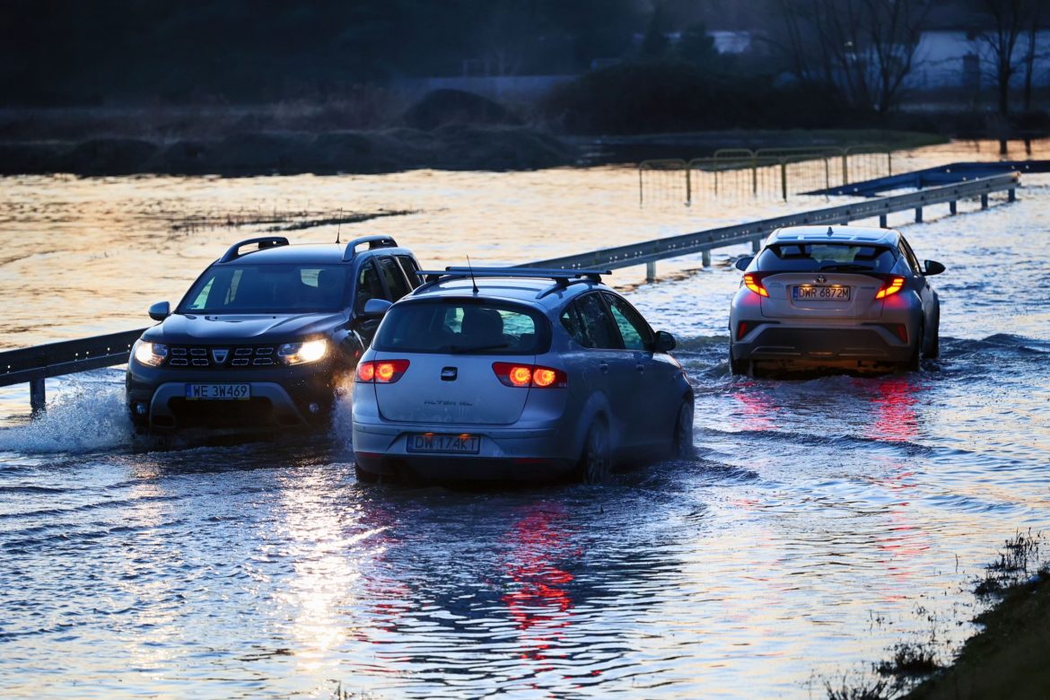 Zalana ulica we Wrocławiu, fot. FotoDax/Shutterstock