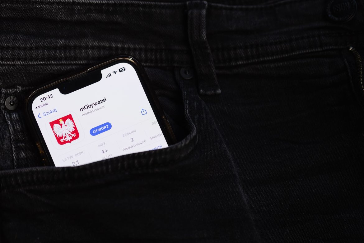 mobywatel, cyfryzacja, fot. Kuba Kwiatkowski, Shutterstock