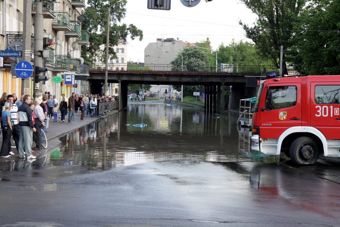 Powódź, zalana ulica we Wrocławiu, fot. FotoDax / Shutterstock