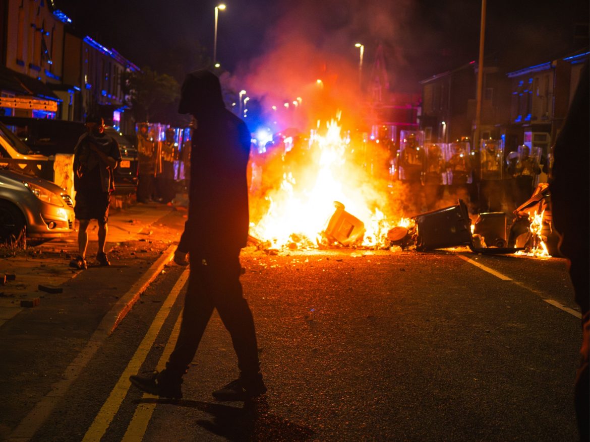 Zamieszki, demonstracja, starcia z policją