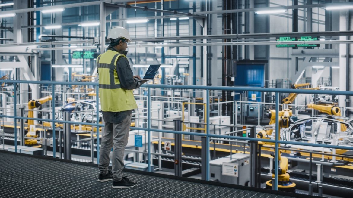 (inzynier, fabryka, wysokie technologie, kwalifikacje, migracje shutterstock) jpg