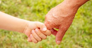 Senior, dziecko, kryzys demograficzny, dziadkowie, fot. Shutterstock/Milena Khosroshvili