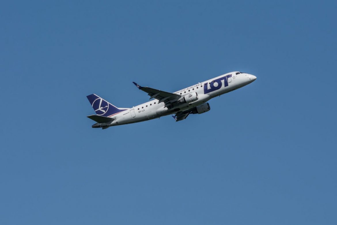 Samolot PLL LOT na niebie, fot. Pexels/SHOX art Samolot PLL LOT na niebie, fot. Pexels/SHOX art