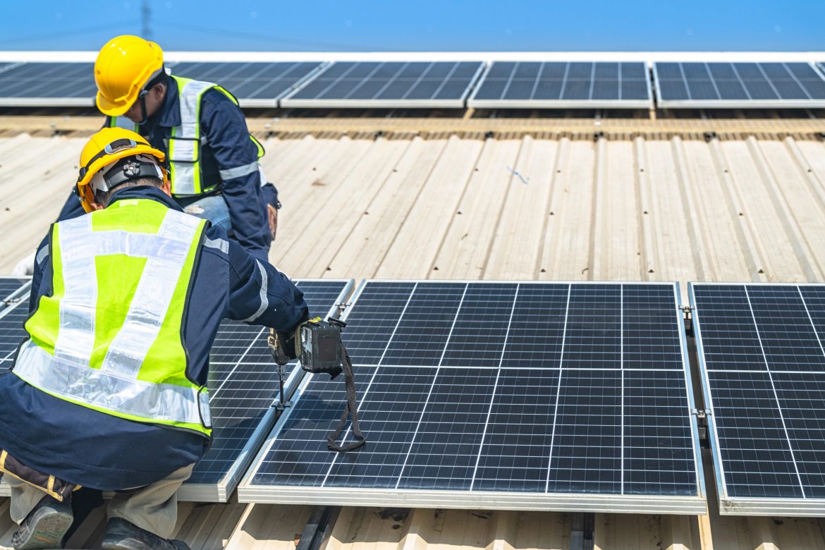 montaż paneli fotowoltaicznych, transformacja energetyczna, OZE, fot. Vecteezy/Pichaya Peanpattanangkul