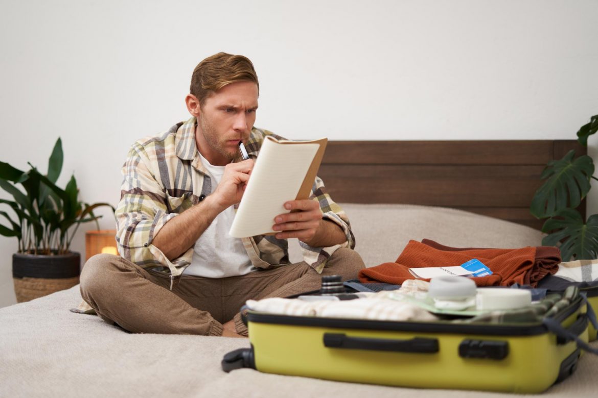 Wyjazd na urlop, wakacyjne finanse, fot. Freepik/benzoix