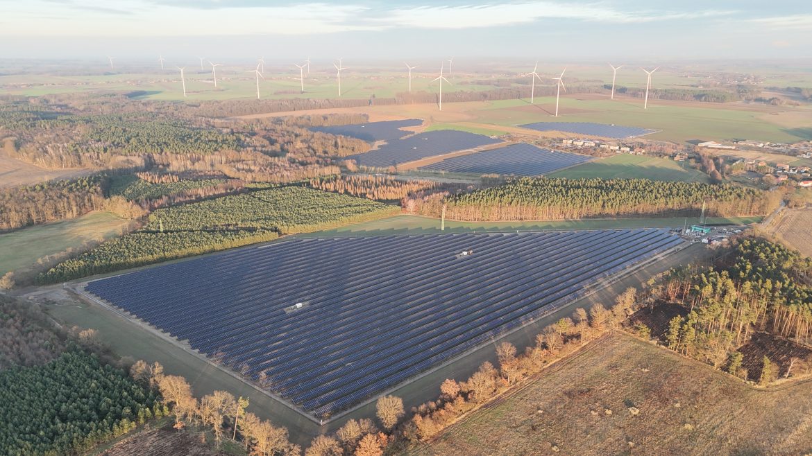 Farma fotowoltaiczna Szprotawa, w tle farma wiatrowa Mycielin, fot. materiały prasowe Polenergia