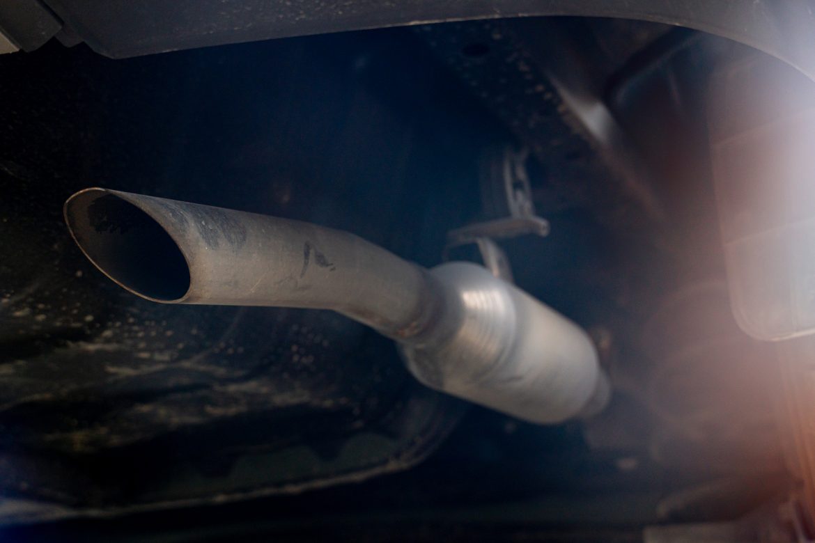 Dieselgate, Rura wydechowa w samochodzie, fot. Vecteezy/Thongchai Nak-im