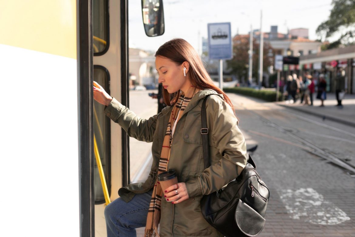 Wykluczenie transportowe młodzieży, komunikacja zbiorowa, transport publiczny, fot. Freepik/freepik Wykluczenie transportowe młodzieży, komunikacja zbiorowa, transport publiczny, fot. Freepik/freepik