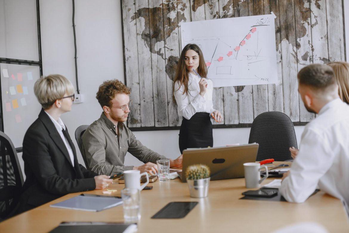 Gotowość do reinwencji, zarządzanie ryzykiem, spotkanie biznesowe, pracownicy, firma, fot. Freepik/prostooleh