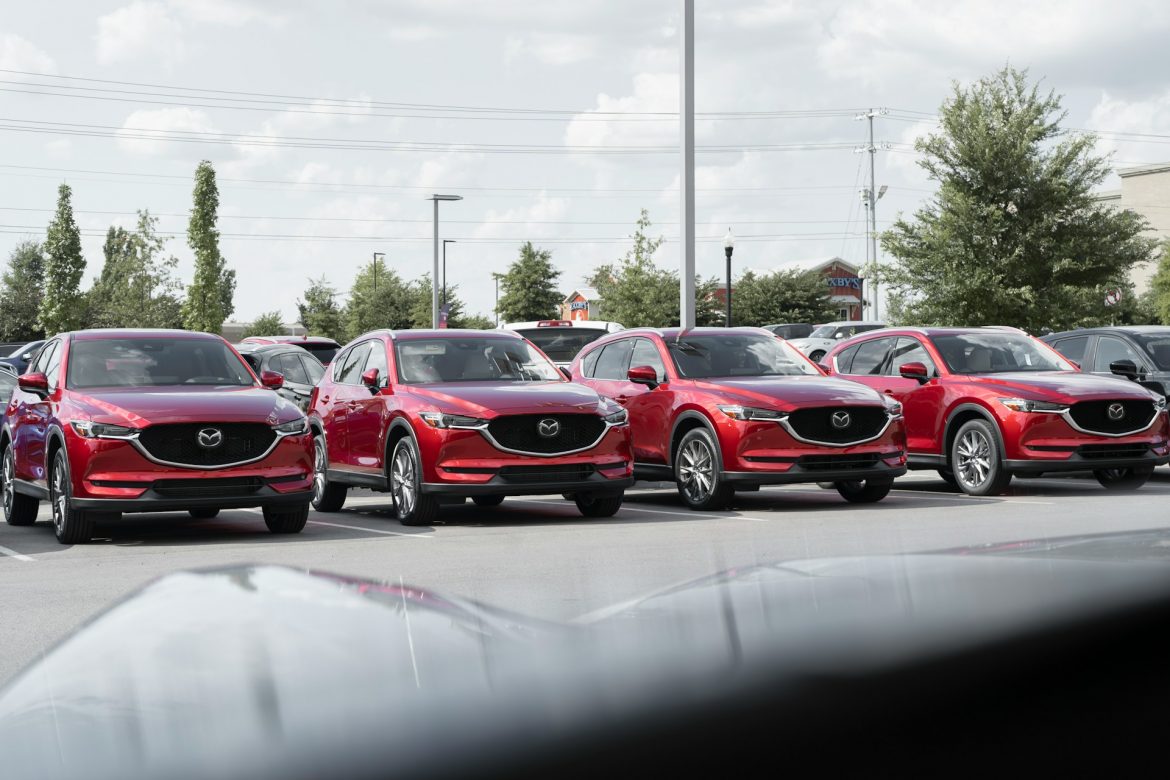 Samochody z wyprzedaży rocznikowej, flota samochodów, motoryzacja, fot. Unsplash/Crosby Hinze