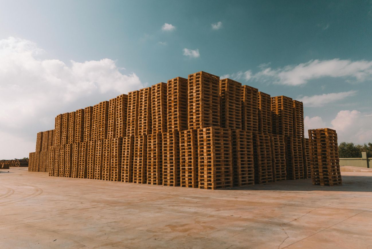 Certyfikacja palet drewnianych – jak spełnić normy międzynarodowe?