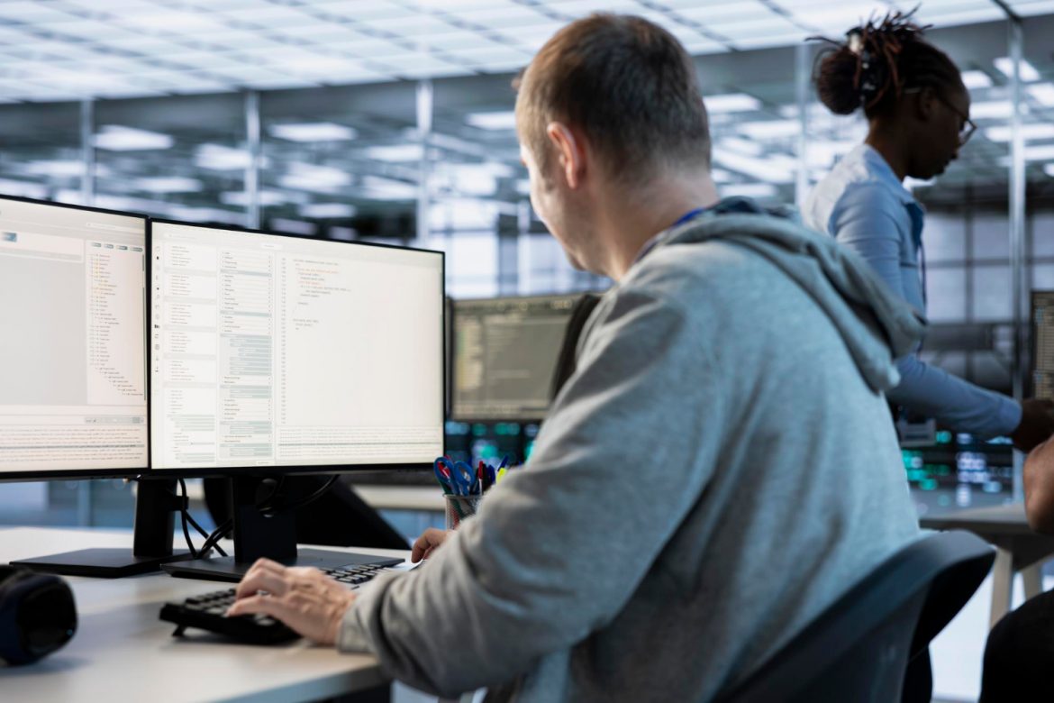 Cyfrowa Europa, IT, cyberbezpieczeństwo, bezpieczeństwo danych, cyberatak, informatycy, fot. Freepik/DC Studio