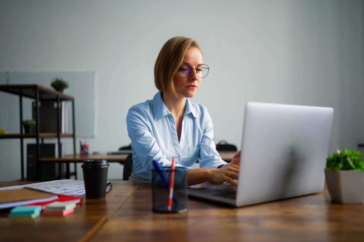 HR, pracownik, Pulpit Absencji, L4, praca przy komputerze, jdg, działalność gospodarcza, fot. Freepik/freepik