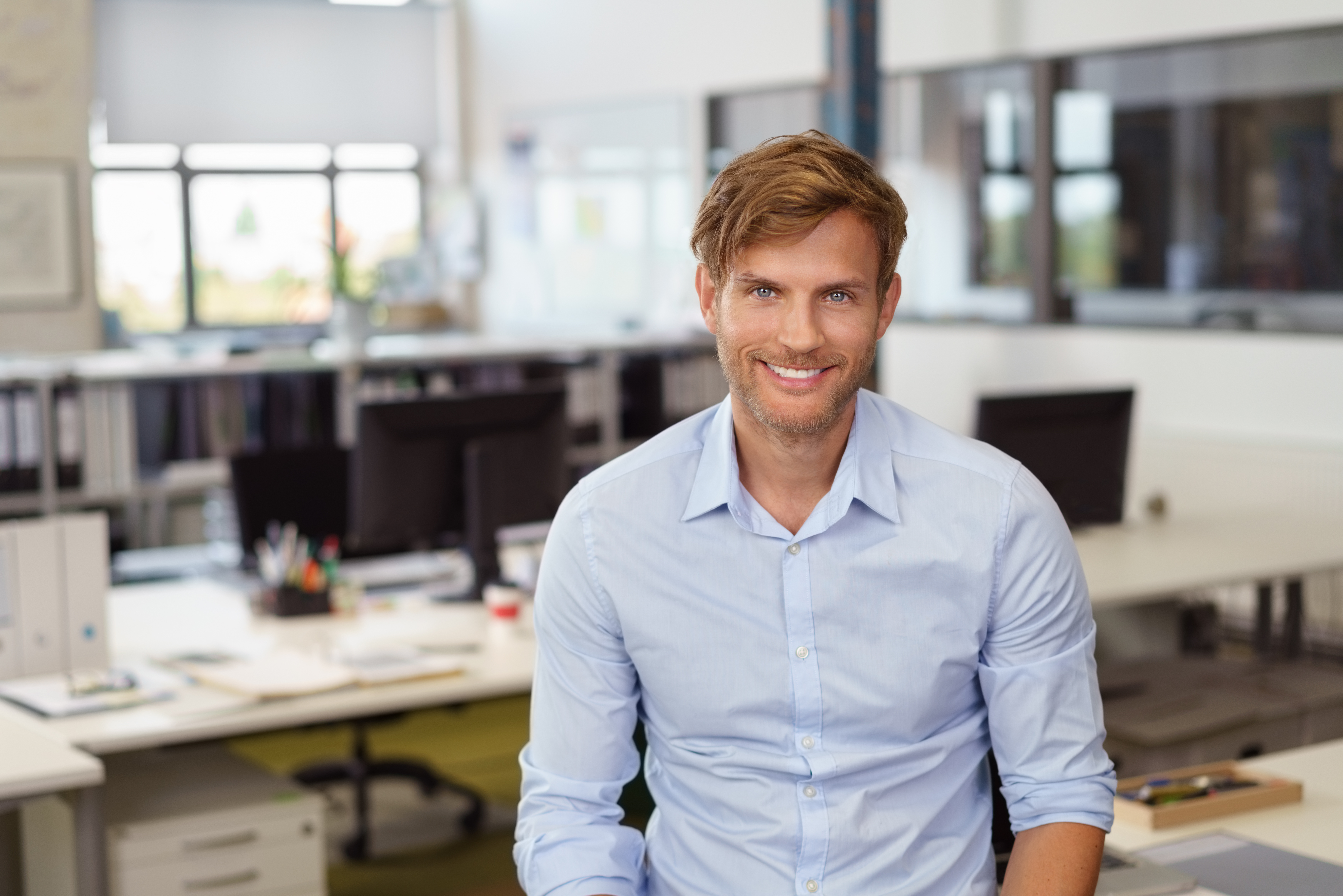 Jak stworzyć spójny wizerunek, łącząc koszule z innymi elementami odzieży firmowej?