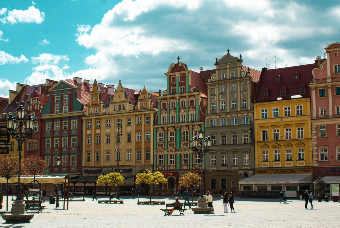 Wrocław, majątek Polaków, bogacenie się, oszczędności, inwestycje, Polacy, fot. Unsplash/ Bianca Fazacas