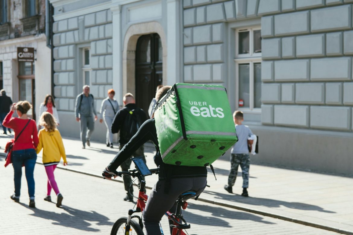 Rynek delivery, dostawy jedzenia, platformy, praca platformowa, freelancerzy, fot. Unsplash/Kai Pilger