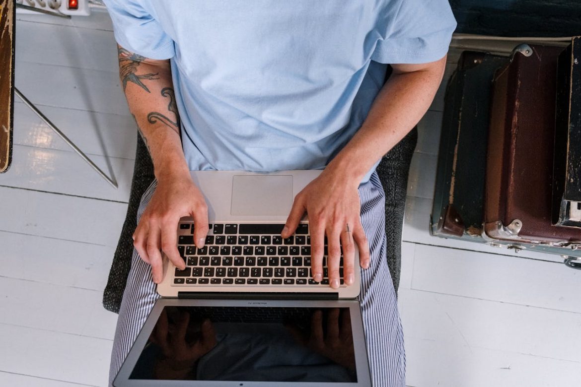 Cyberoszustwa, oszustwo w sieci, praca na komputerze, online, praca zdalna, fot. Pexels/cottonbro studio