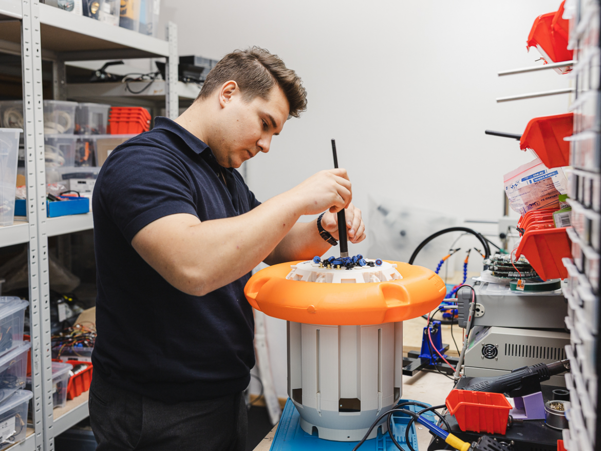 Filip Budny i jego wynalazek WaterSense, laureat Nagrody Jamesa Dysona 2025, fot. Materiały Prasowe