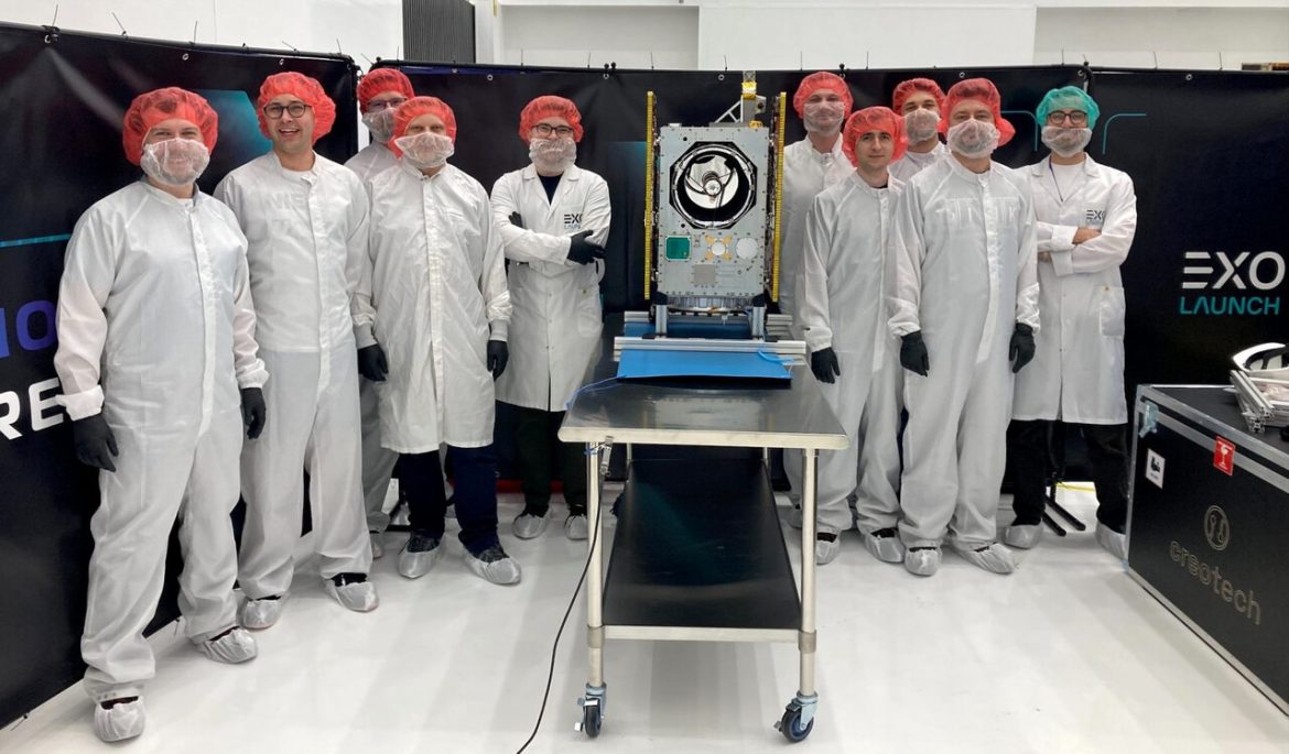 Zespół Creotech i mikrosatelita EagleEye, fot. Materiały Spółki