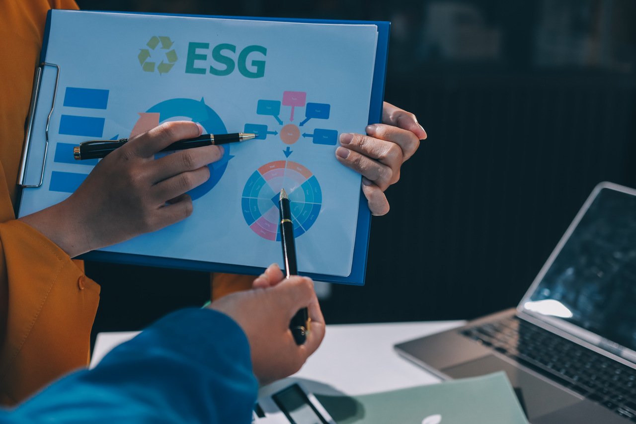 60 z 100 największych firm w Polsce publikuje raporty ESG. Poprawiła się ich jakość