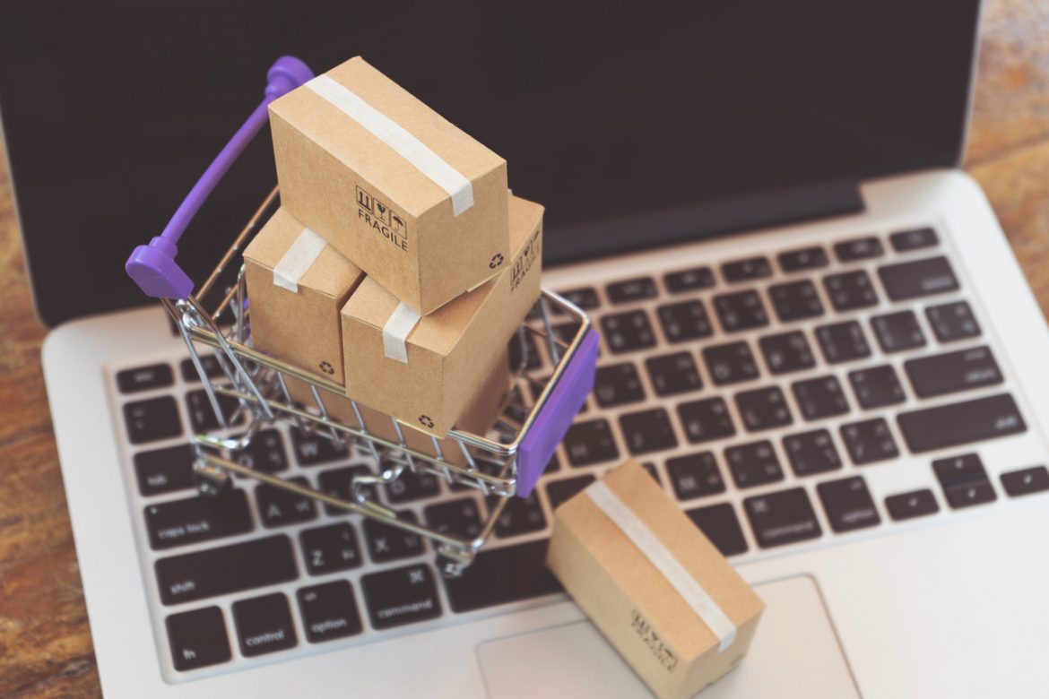 Black Friday, zakupy online, e-commerce, wyprzedaże, promocje, rabaty, sklepy internetowe, fot. Vecteezy/Decha Huayyai