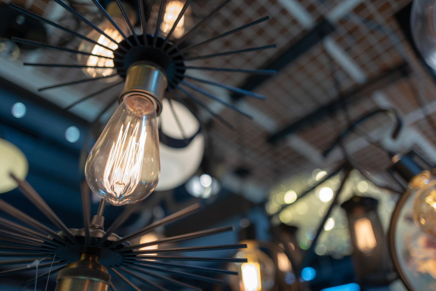 Jak rosnące ceny prądu dla firm zmieniają strategię przedsiębiorstw?