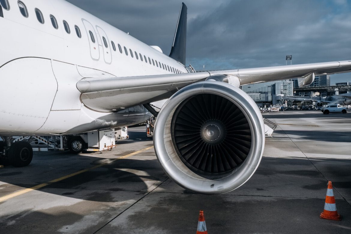 Lotnictwo, branża lotnicza, samoloty, paliwo lotnicze SAF, silnik, fot. Vecteezy/Vladislav Stepanov