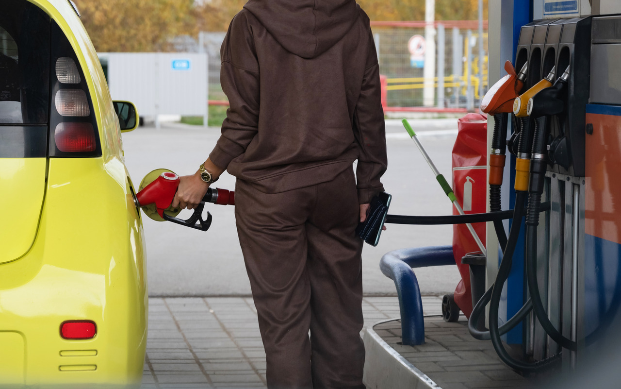 Benzyna poniżej 6 zł, a mogłaby być jeszcze tańsza. Dlaczego ceny paliw nie spadają szybciej?