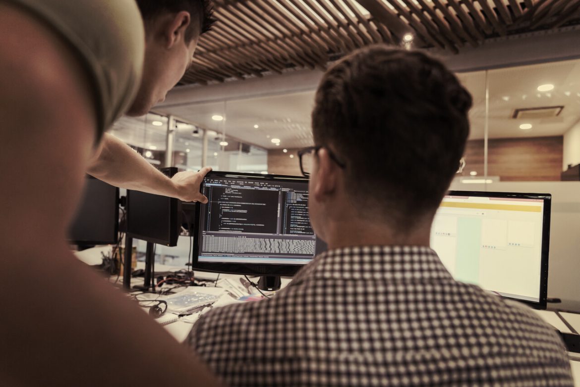 Braki kadrowe specjalistów IT, branża IT, programiści, pracownicy, wdrożenie, fot. Vecteezy/Benis Arapovic