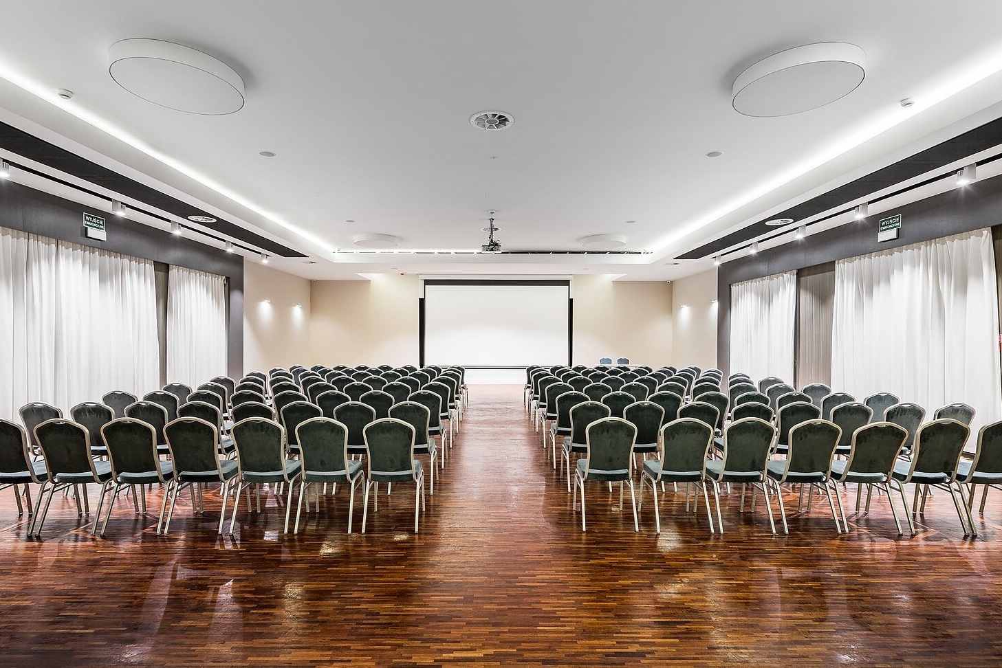 Jak wybrać miejsce na konferencję pod Warszawą?