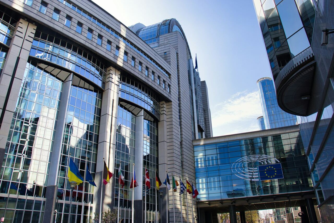 PE otwiera drogę do pożyczki 90 mld euro dla Ukrainy