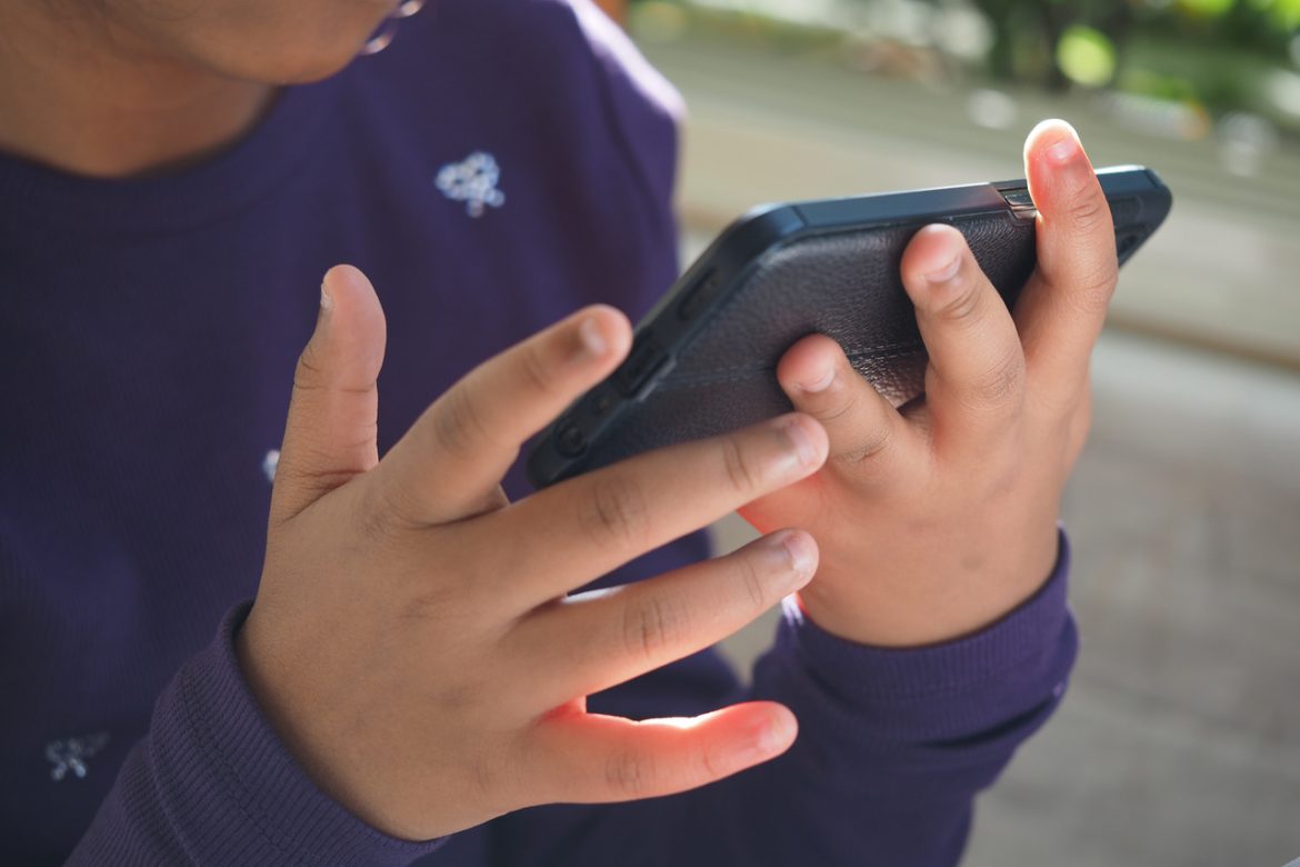 Ustawa DSA, Digital Services Act, ochrona dzieci w internecie, smartfony, fot. Vecteezy/Towfiqu ahamed barbhuiya