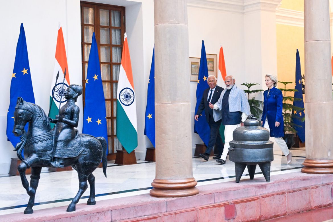 Od lewej do prawej: António COSTA (przewodniczący Rady Europejskiej), Narendra MODI (premier Indii), Ursula VON DER LEYEN (przewodnicząca Komisji Europejskiej) podczas szczytu UE-Indie 27 stycznia 2026 r. w Nowym Delhi, fot. Copyright: European Union