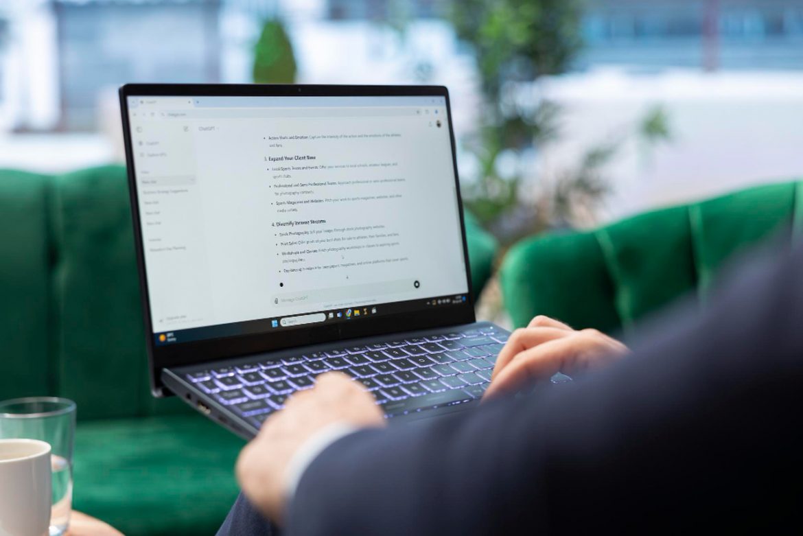 ChatGPT, Shadow AI, narzędzia sztucznej inteligencji, sztuczna inteligencja w pracy, cyberbezpieczeństwo AI, fot. Freepik/DC Studio