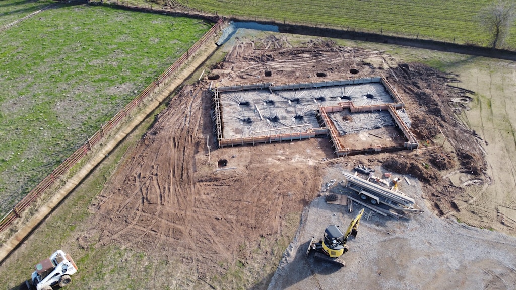 Jak przygotować podłoże pod garaż blaszany? Fundament, kostka, płyta betonowa – krok po kroku