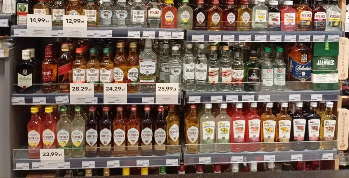 Małpki, sprzedaż alkoholu, sprzedaż bezwitrynowa, alkohol, napoje alkoholowe, fot. Emilia Siedlaczek