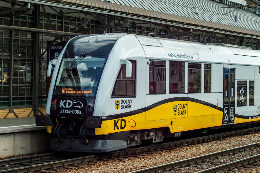 Przewozy w Polsce z mocnym startem roku. Rekord pasażerów, spadek ładunków