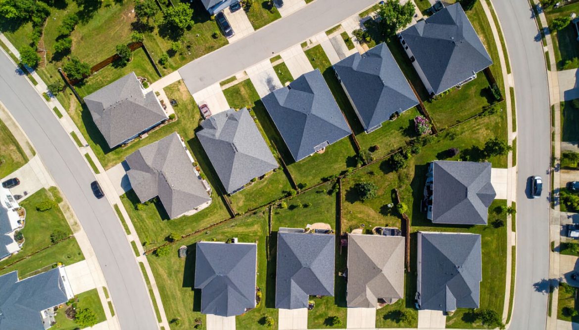 Osiedle łanowe, mieszkania poza miastem w aglomeracji, obwarzanek czy miasto, rynek mieszkaniowy, fot. Vecteezy/Teerawat Wutthikan
