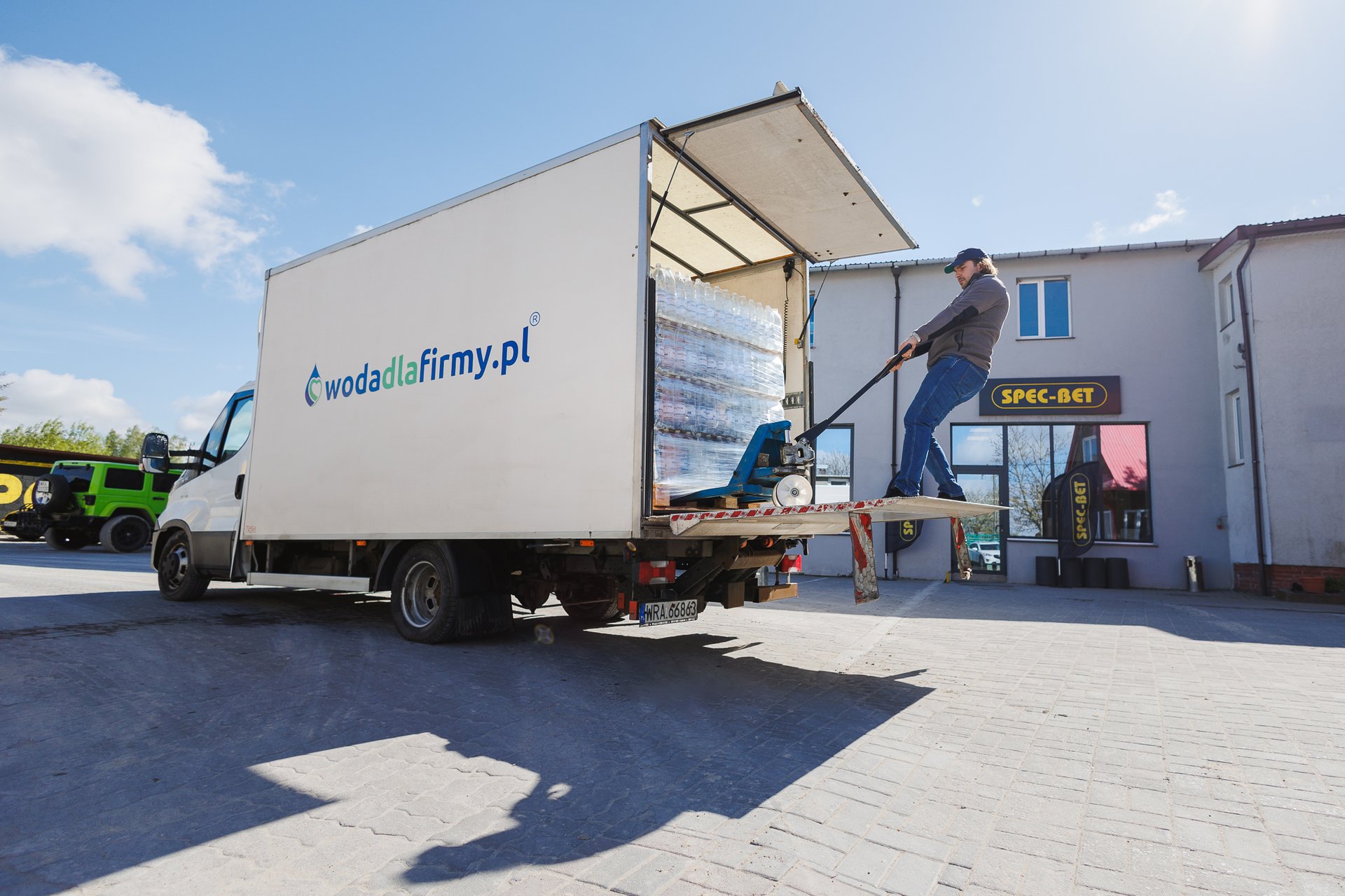 Gdzie kupić wodę bez kaucji do firmy? Co zmienił system kaucyjny